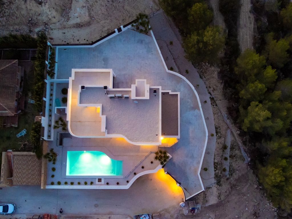 Sleutelklare moderne villa met extra perceel te koop in Calpe